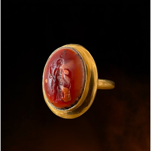 An 18k massive gold ring set with a Roman agate intaglio. Fortuna standing with rudder and cornucopia.